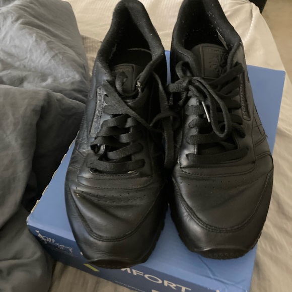 Men’s SZ 10 barely worn Reeboks black sneakers. - Picture 5 of 5